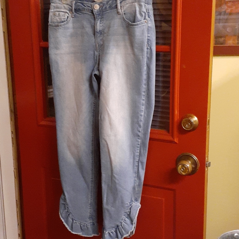 EUC Crown & Ivy 👑 Crop Jeans with Ruffle Bottom!